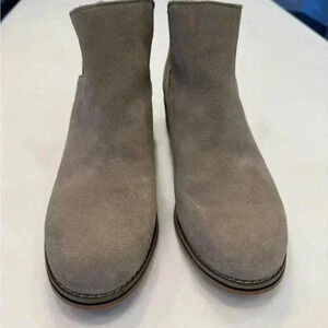 Blondo women’s suede ankle boots. Zip up back. Waterproof size 7 NEW